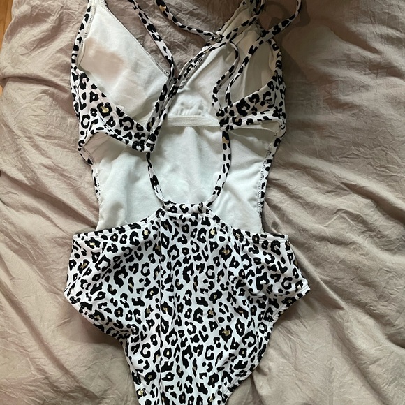 Cut out one piece - Picture 3 of 6